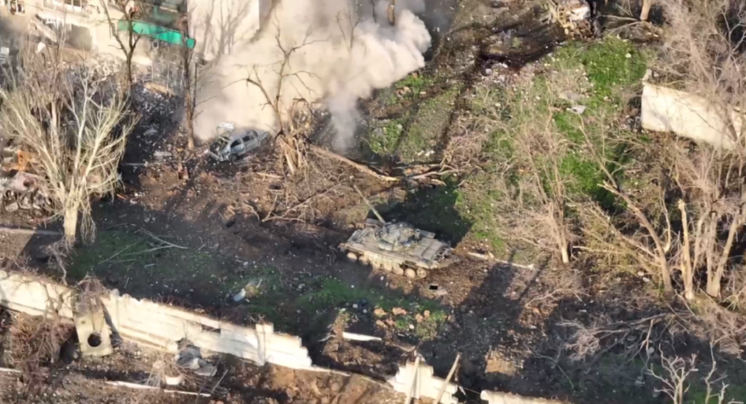 У Маріуполі окупанти витягли 6 тіл загиблих з будинку, зруйнованого російським же танком (відео)