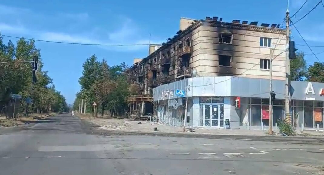 Окупанти в Лисичанську знищили відділ поліції та пошкодили НПЗ, — Гайдай