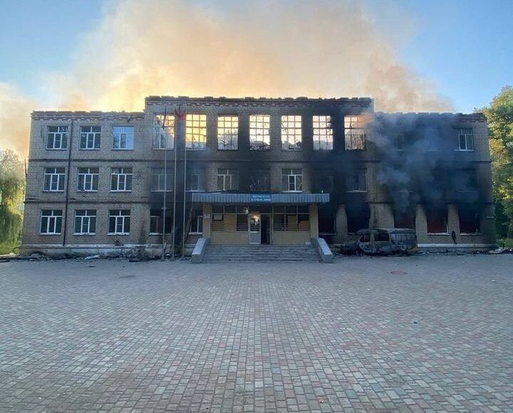 Оккупанты совершили обстрел школы в Авдеевке из РСЗО "Град" с магниевым зарядом (фото, видео)