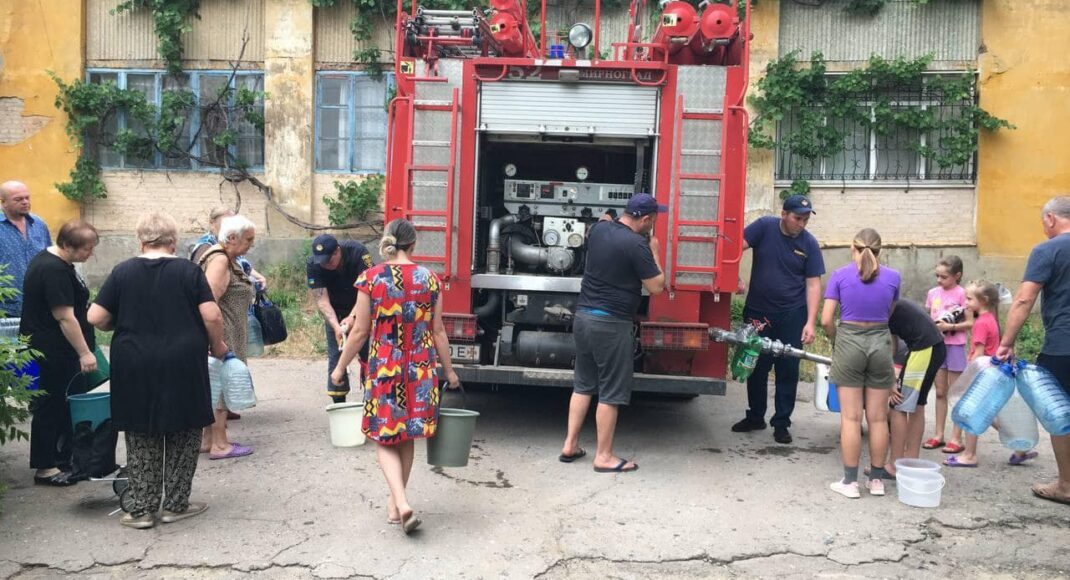 На Донеччині рятувальники ДСНС підвозять воду жителям міст області
