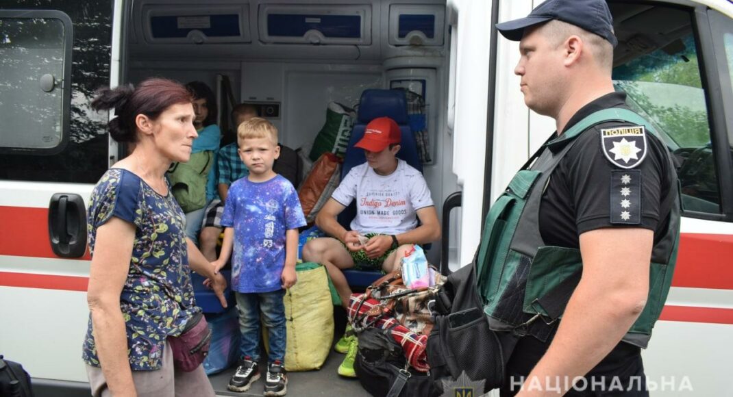 Полицейские помогли матери с 10 детьми из Славянска эвакуироваться в Днепр