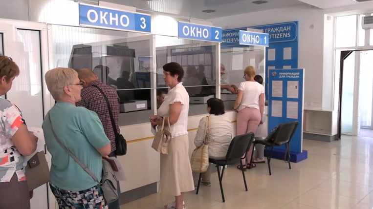 В оккупированном Донецке открыли "конвеер" по выдаче паспортов рф (фото)