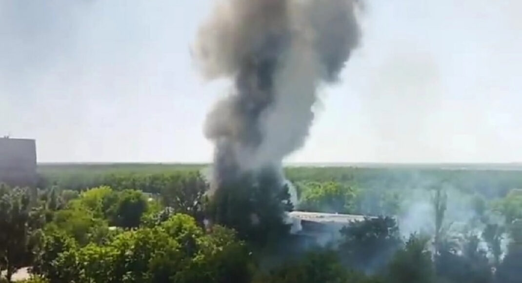 В оккупированном Донецке произошел пожар в одном из микрорайонов (видео)