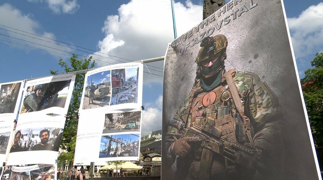Во Львове открыли фотовыставку в поддержку защитников мариупольской Азовстали (фото)