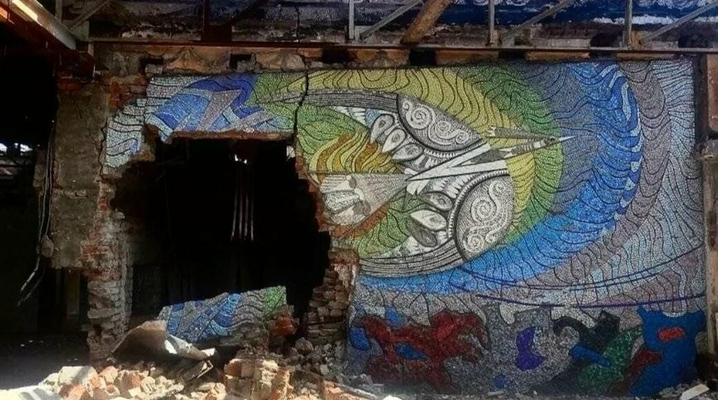 Російські війська знищили в Маріуполі мозаїку  "Дерево життя"  