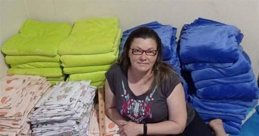 Переселенка эвакуировалась из Северодонецка в Закарпатье и сшила 200 пледов и комплектов постельного белья для ВПО