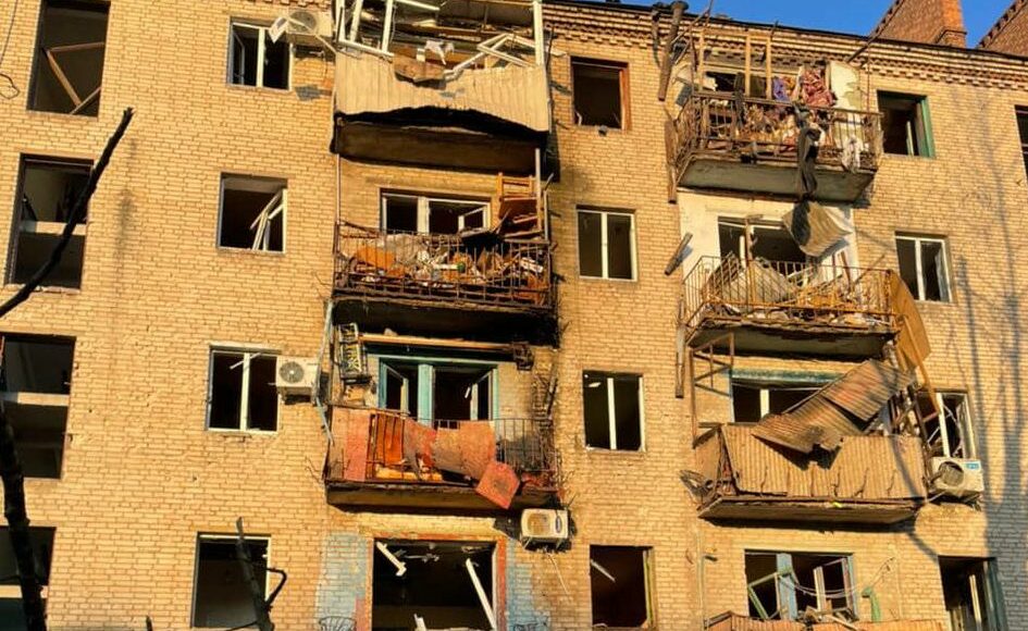 Славянск утром оказался под вражеским обстрелом: повреждены дома в центре города, один человек ранен