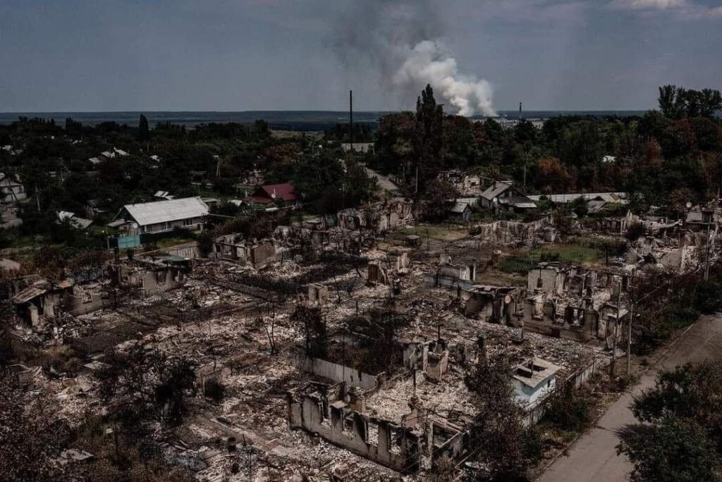 Зруйновані будинки Привілля на Луганщині