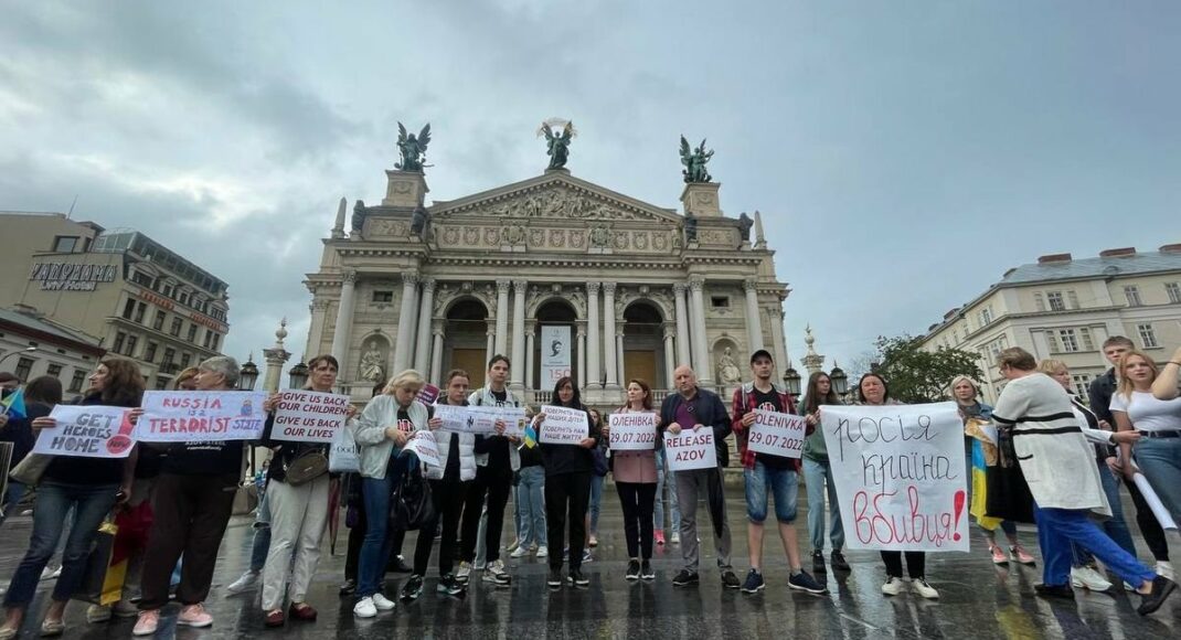 У Львові родини захисників “Азовсталі” проводять акцію біля Оперного театру (фото)
