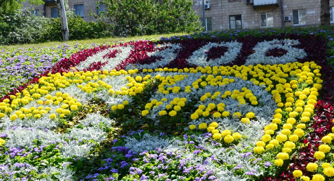 У Києві створили квіткове панно, присвячене полку "Азов" (фото)