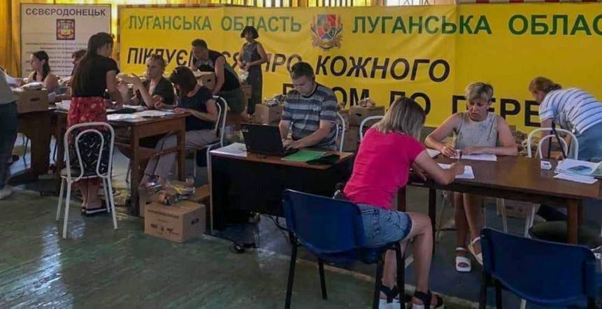 Для жителів Луганщини працюють 9 гуманітарних центрів по всій країні: адреси