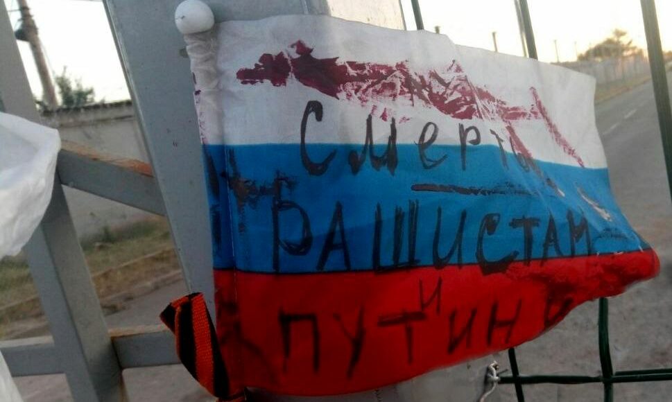 В Мариуполе партизаны начали маркировать дома коллаборантов, - Андрющенко (фото)