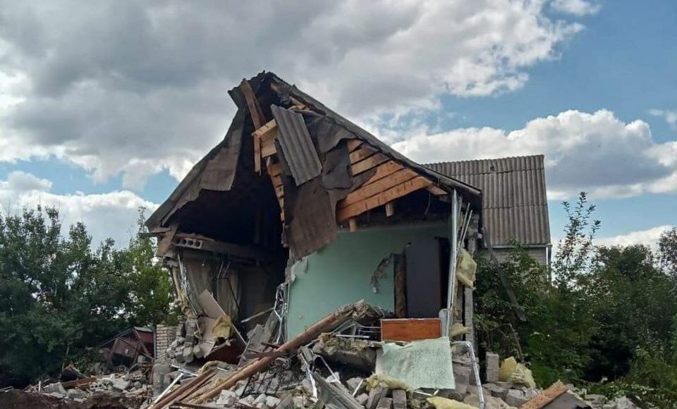 Обстрел рф: из-под завалов в Славянске спасатели достали тела двух мужчин