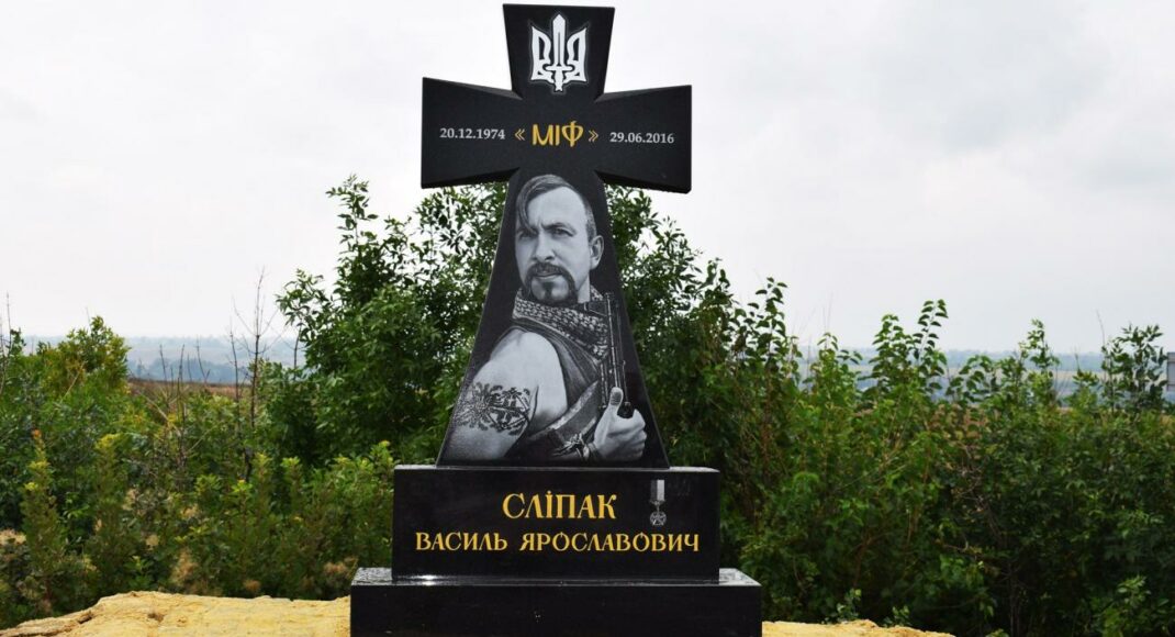Окупанти на Донбасі знищили пам'ятник Василю Сліпаку