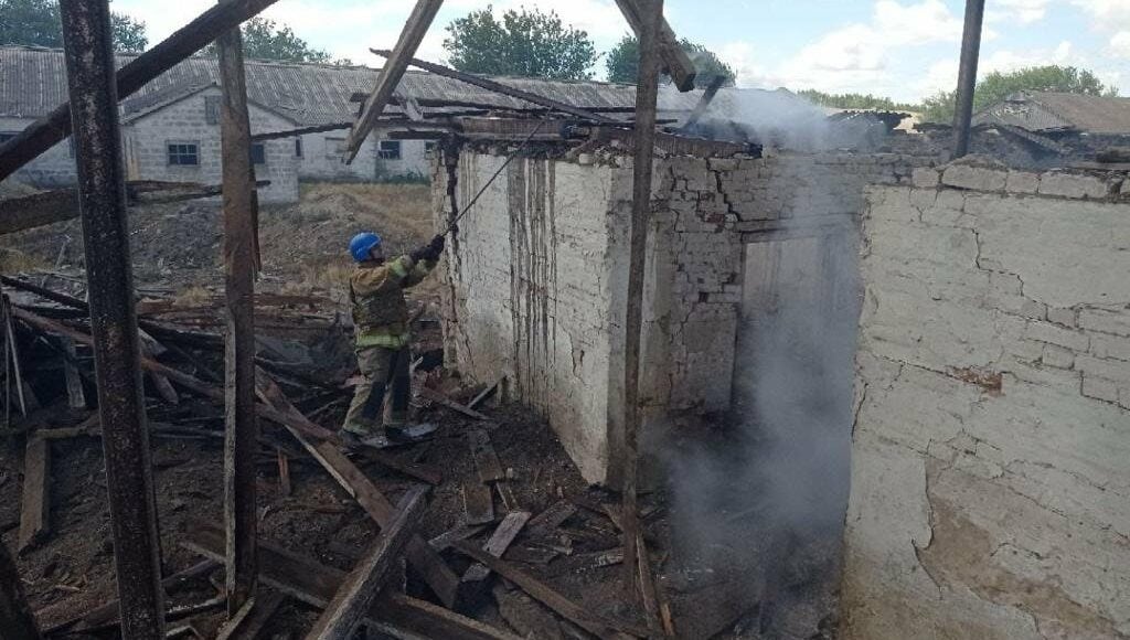 На Донетчине ликвидировали пожар сельхозпредприятия, который произошел в результате вражеских обстрелов