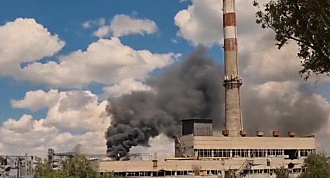 В захваченном Мариуполе продолжает гореть завод "Сателлит" (видео)