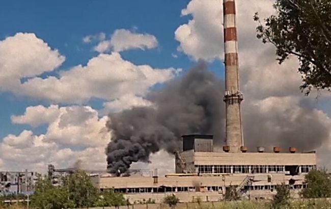 В захваченном Мариуполе пылает завод "Сателлит": причина (видео)