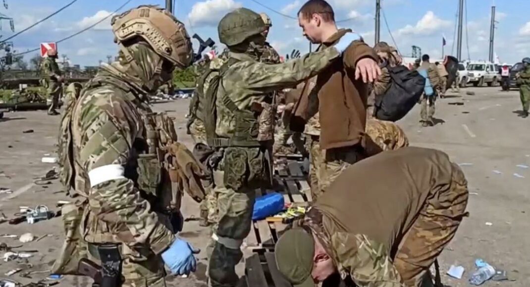 В Еленовке россияне избивали украинских военнопленных и заставляли говорить об "обстрелах Мариуполя"