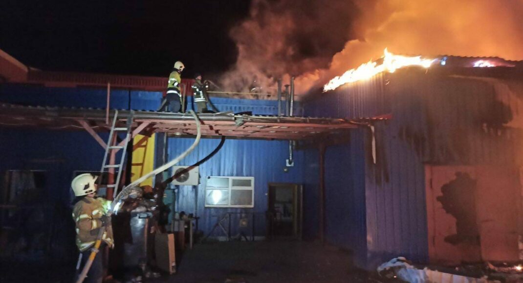 На території підприємства у Бахмуті ліквідували пожежу після обстрілу рф