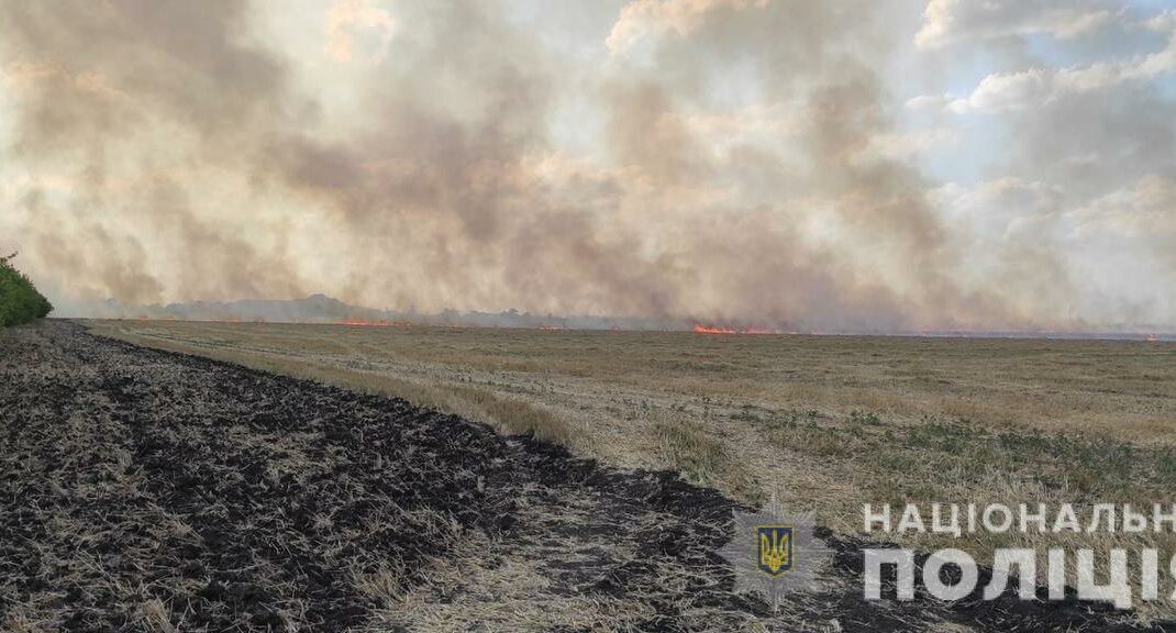 В Костянтинівській громаді внаслідок ворожого обстрілу згоріло пшеничне поле