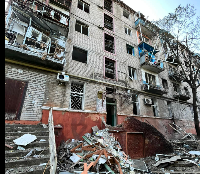 Внаслідок удару по центру Краматорська пошкоджено 12 п'ятиповерхівок та зруйновано алею