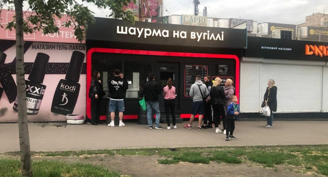 "Первая на углях": как мариупольцы вырвались из блокады и привезли в Киев хитовый стритфуд