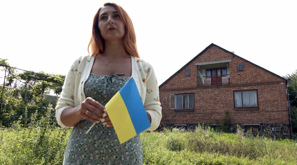 Переселенка з Маріуполя проїхала через 18 блокпостів окупантів з українським стягом