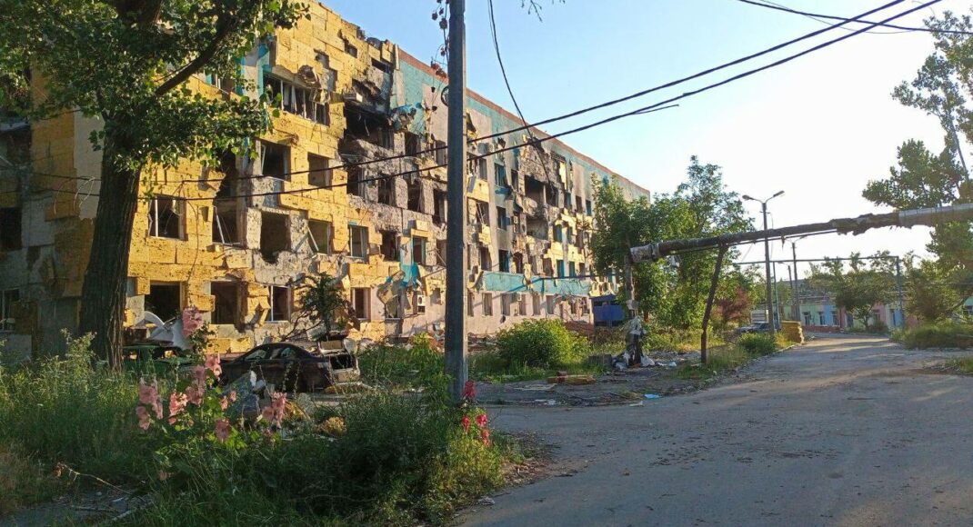 В оккупированном Мариуполе школы и больницы остаются без отопления и окон - горсовет