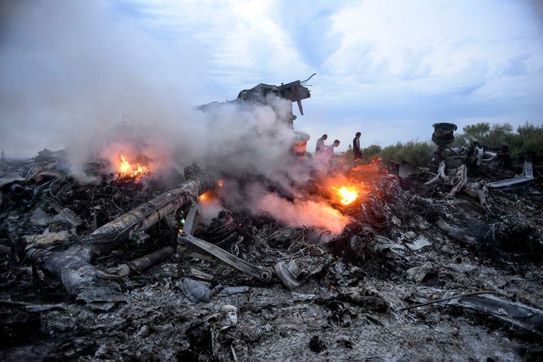 Місце падіння і уламки збитого літака Boeing 777 рейсу МН17 на Донбасі