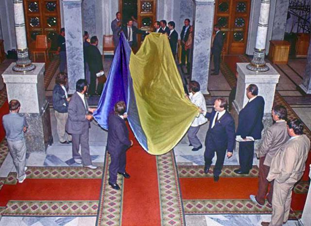 Момент внесення прапору у будівлю Верховної Ради 24 серпня 1991 рок