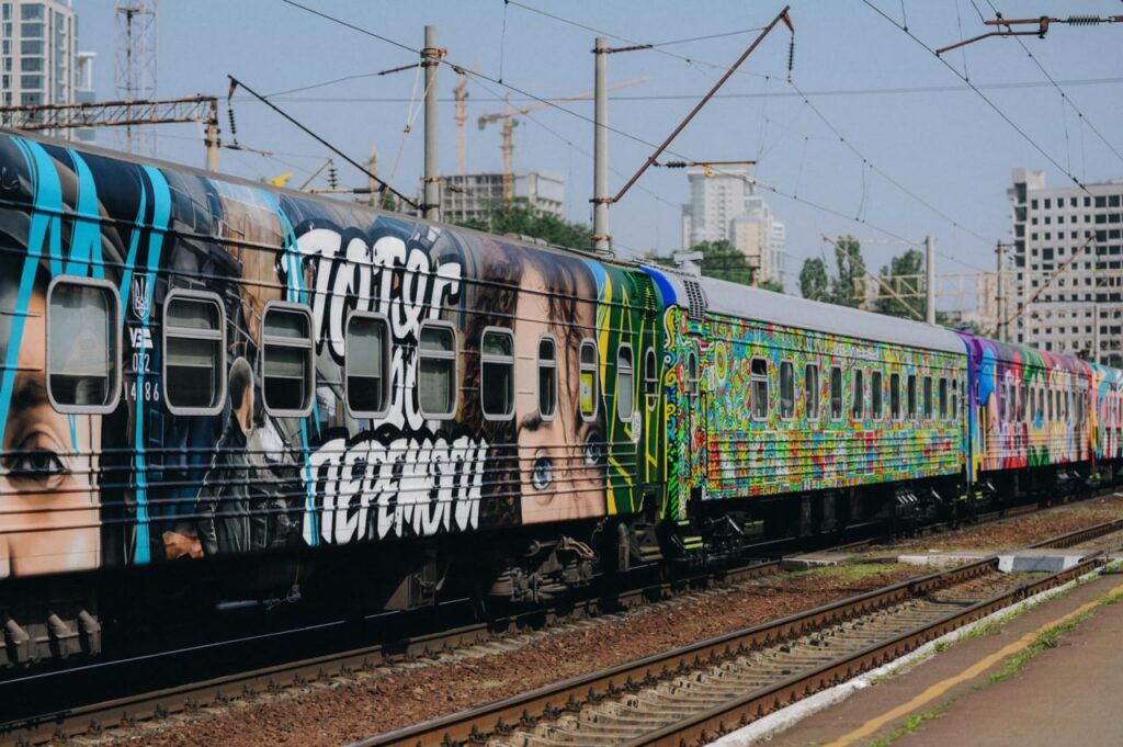 Укрзалізниця запустила "потяг до Перемоги" із заходу на схід з муралами "Азовсталі" та Маріуполя