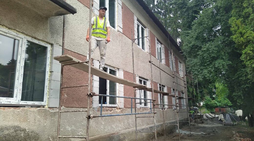 На Львівщині колишній гуртожиток переобладнають під квартири для переселенців