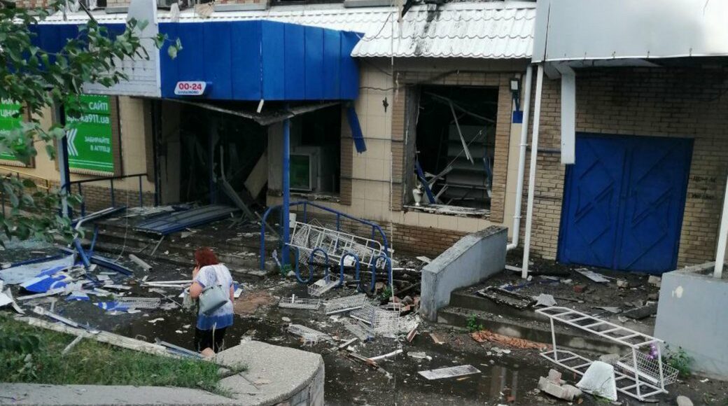 Росіяни зруйнували супермаркет у Торецьку, була пожежа