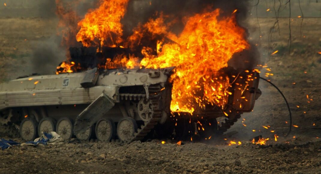 Українські військові влучним пострілом знищили танк окупантів (відео)