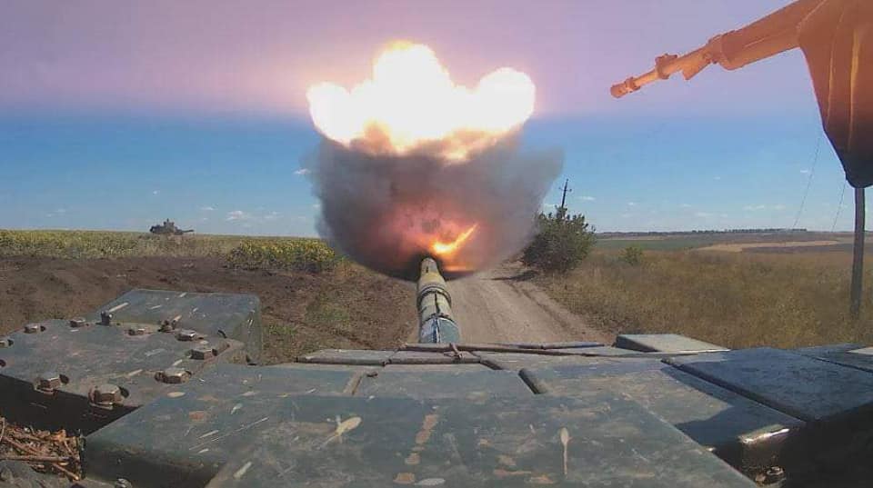Враг ведет штурмовые действия на всех направлениях Донецкой области, несет потери