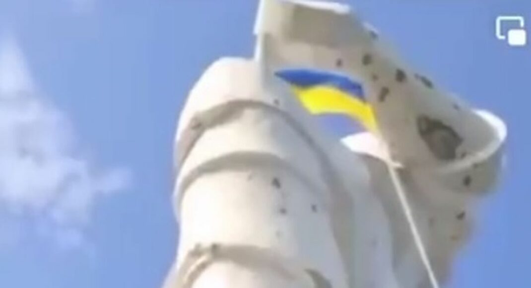У Святогірську над пам'ятником Артему встановили український прапор (відео)