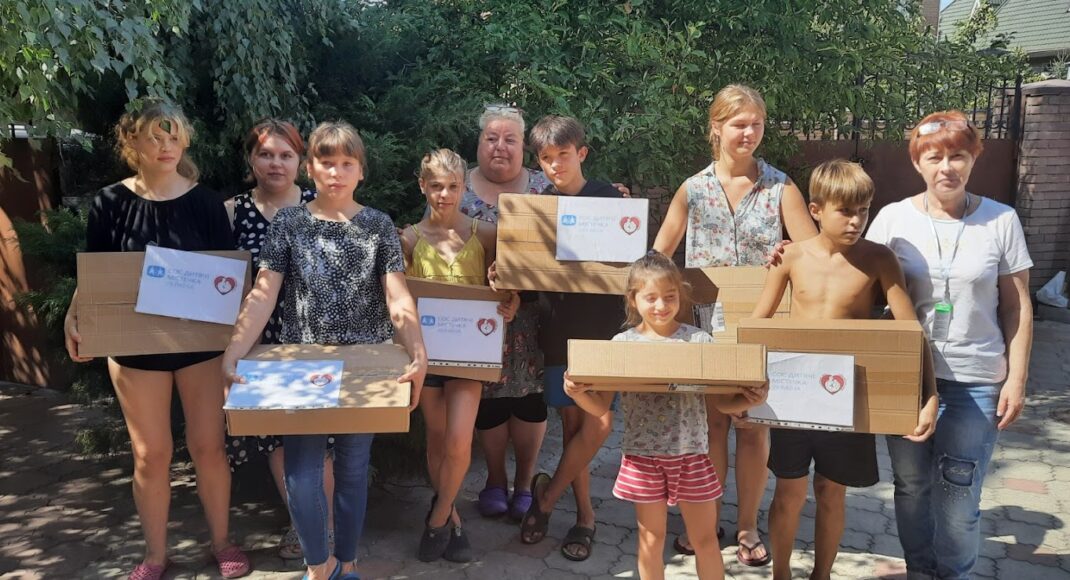 Школьникам-переселенцам из Донецкой области подарили ноутбуки для учебы
