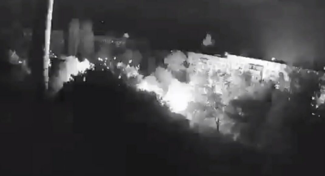 Ночью враг вновь обстрелял жилые районы Славянска, без жертв (видео)