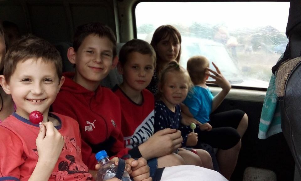 Окупанти вивозять зі зруйнованого Лимана на Донеччині жителів і дітей в росію