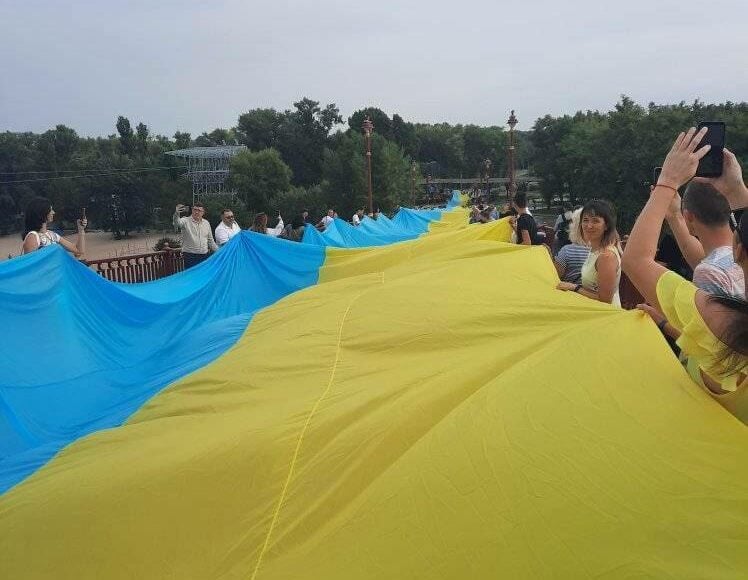 Мариупольцы в Киеве приняли участие в символическом объединении левого и правого берегов Днепра (фото)