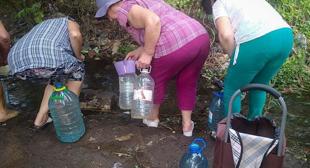 В окупованому Маріуполі жителі вимушені набирати воду з калюж, — міська рада