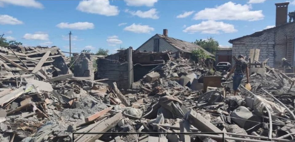 У Дружківці на Донеччині окупанти з початку доби знищили дві школи, палац спорту і палац культури (відео)