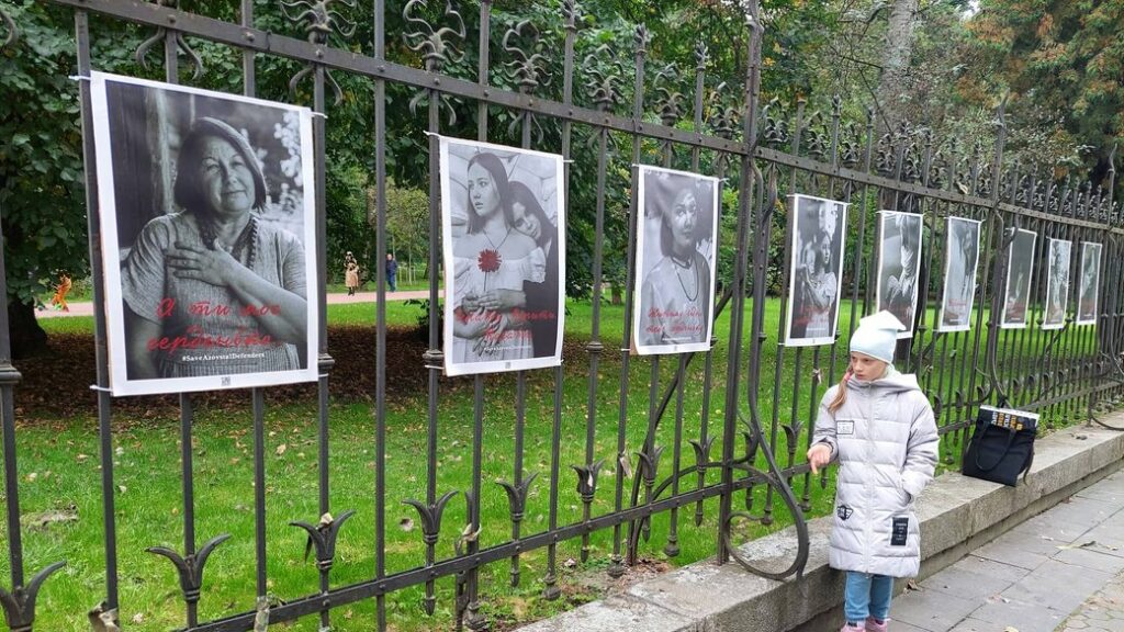 У Львові відкрили фотовиставку, присвячену родинам полонених захисників "Азовсталі"