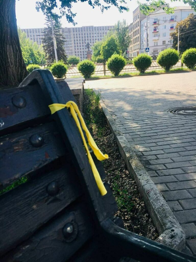 Донецьк, жовта стрічка