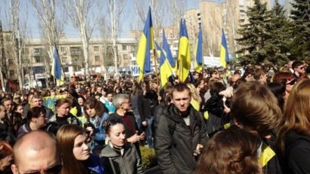 Фото з проукраїнського мітингу у Луганську