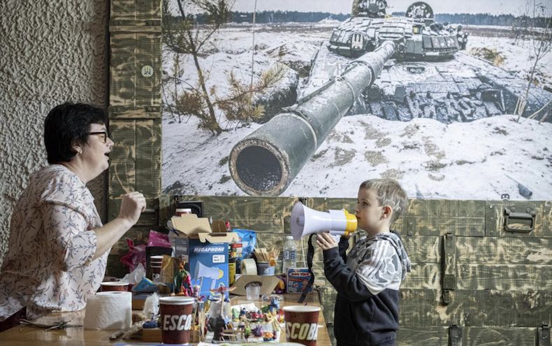 Мальчик, уцелевший во время ракетного обстрела вокзала рф в Краматорске, пойдет в школу во Львове