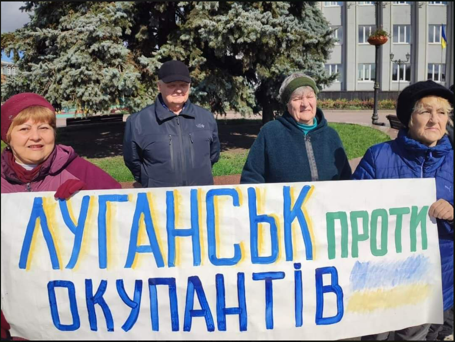 Переселенці з Луганщини у різних містах України виступають проти псевдореферендуму окупантів: фото
