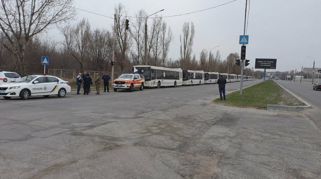 Маріупольці повідомили, що військові рф обстріляли гуманітарну колону, яка рухалася в бік Запоріжжя, — радник мера