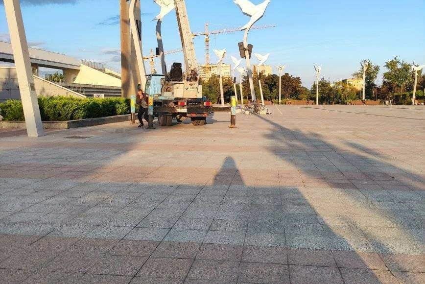 В оккупированном Мариуполе сопротивление сорвало российскую тряпку с площади Свободы, - Андрющенко (фото)