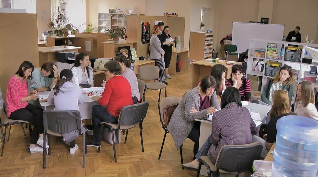В Запорожской библиотеке при поддержке ООН открыли простор для переселенок